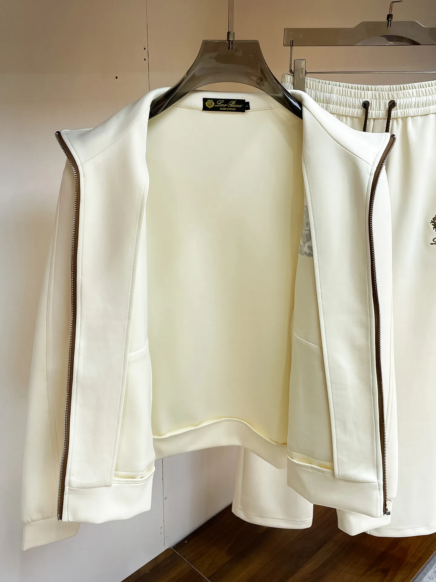LP New Arrival counter Same Style casual suit, Breathable, comfortable and casual! Full of high-end feel! The details are exquisite and high-end, and the workmanship is impeccable! The original Premium fabric is very high-end! The fabric is crisp and anti-wrinkle Wear-Resistant, warm, neat and stylish. Everyone must buy a set this autumn and winter. They must look cool and cool when wearing them. We especially recommend Sizes M-3XL